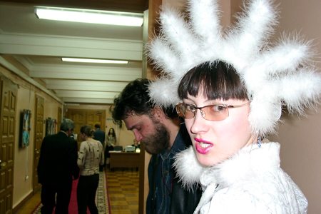 Художник Андрей Жилин вместе со снегурочкой во время проведения Благотворительного аукциона в ЗС Иркутской области