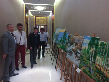 Конгрессмен Монгуш Амир Эрес-оолович осматривает выставку картин